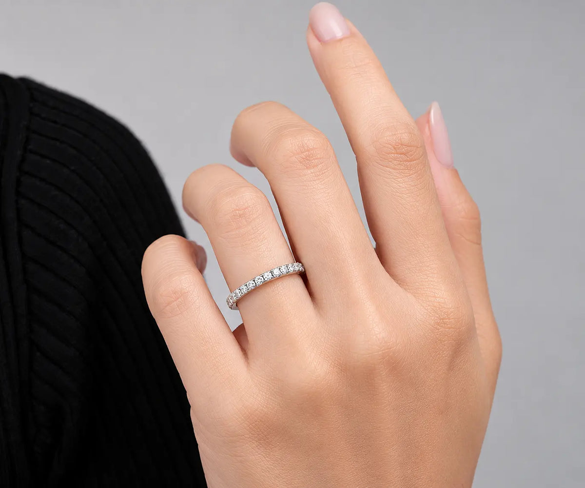 Scalloped Pavé Round Lab Grown Diamond Wedding Band