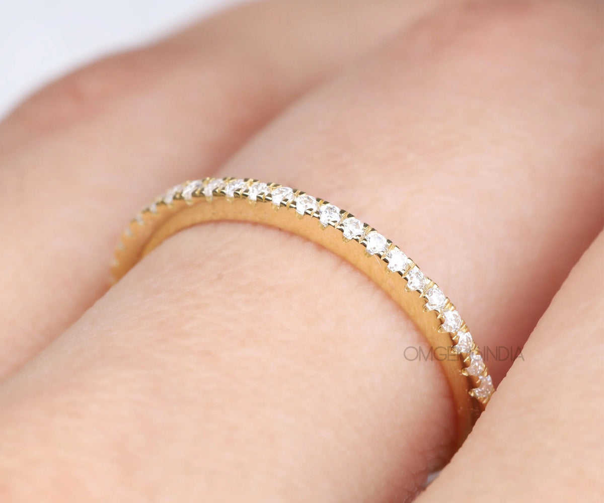 Half eternity pavé round diamond band