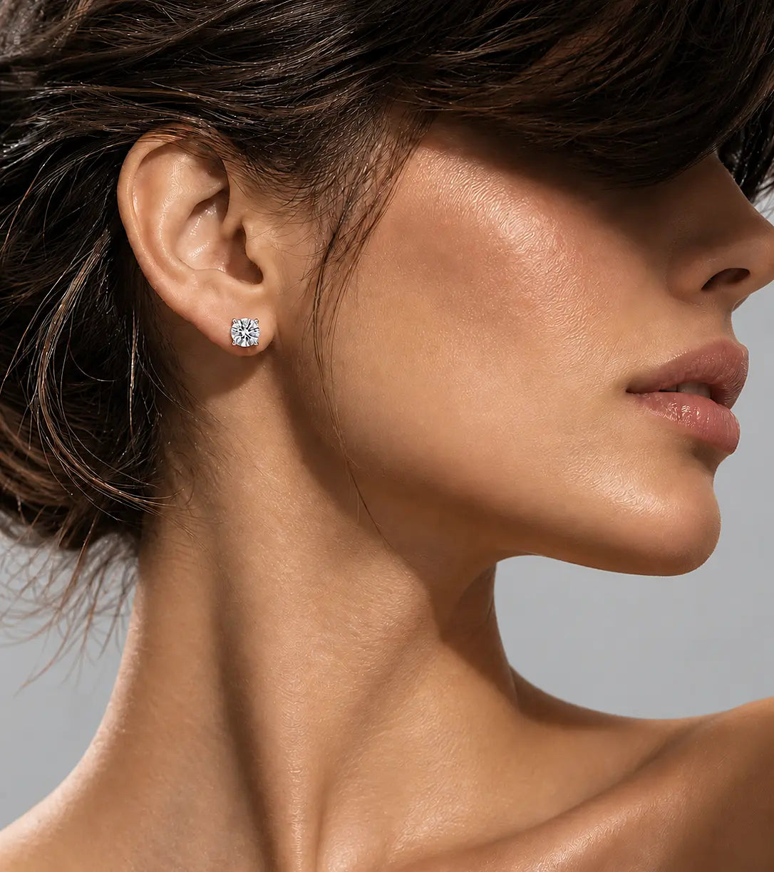 solitaire 5.5mm moissanite round diamond stud earring model wearing image